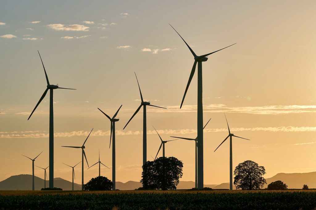 Enerji santrali arka planında, teknik dökümanları çeviren bir uzman bilgisayar başında çalışıyor.